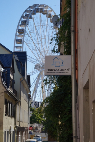 Riesenrad & Haus & Grund Schild